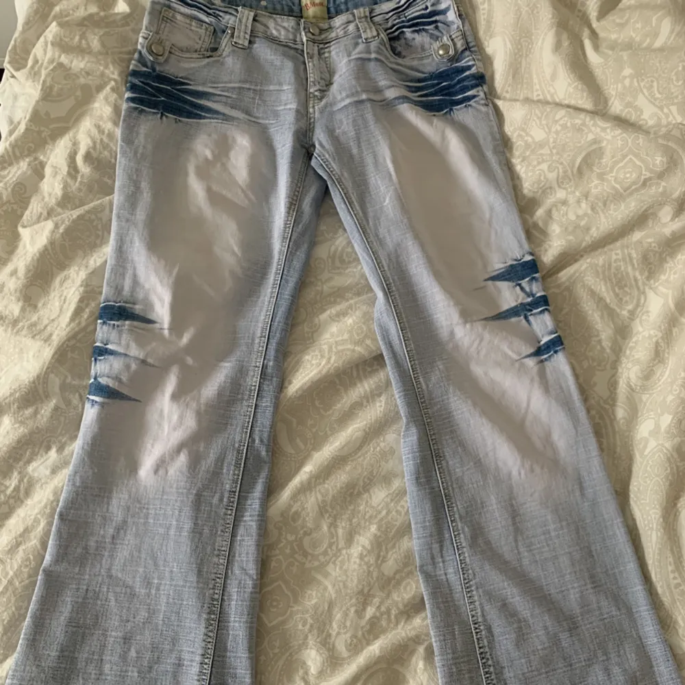 Säljer dessa coola jeans! De är lågmidjade Innerbenslängd 80cm midjemått 42x2. Sitter väldigt baggy på mig som brukar ha S och är 163. Skriv vid frågor eller intresse!💋. Jeans & Byxor.