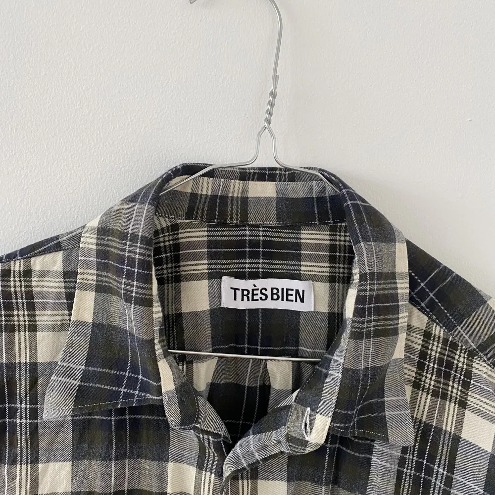 Säljer en grym flanellskjorta från Malmö-märket Très Bien i färgerna krämvit, mörkgrön och mörkblå. Size 50/L, sitter snarare som en 48/M. Väldigt fint skick, bara använd. Tillverkad i Portugal.. Skjortor.