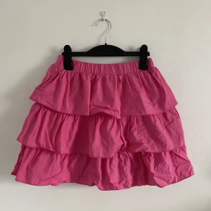 Rosa volangkjol - Säljer denna superfina volangkjol som är köpt i italien. Storlek XS men sitter som en S. Använd en gång🥰