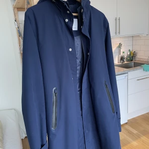 Samsøe & Samsøe jetjacket - Storlek- M Färg- marinblå Nypris- 2800kr  Skick - bra 