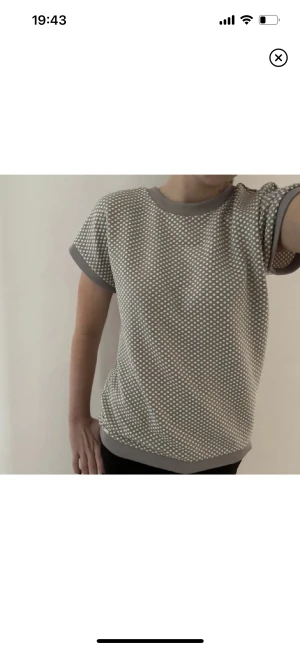 Tshirt - Tshirt med vita prickar i lite tjockare mjukt material. Liten fläck som knappt syns. Kom privat för bild