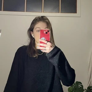 Svart tröja - Tunn svart långärmad tröja från lager 157. Säljer då den inte kommer till användning längre😄Öppen för prisförhandling!