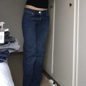 Mörkblåa jeans - Mörkblåa jeans från asos som jag använt några gånger men dem kommer inte till nån användning nån mer. Dem är i bra skick.