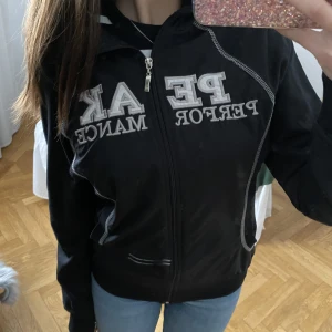 vintage kofta - kofta/jacka i perfekt skick, finns även luva om man vill ha det. står storlek L men passar mig med xs/s