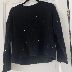 Svart tjocktröja  - Säljer en svart tjocktröja från HM med vita stenar på framsidan stlk S, bekväm och i bra skick. 💓