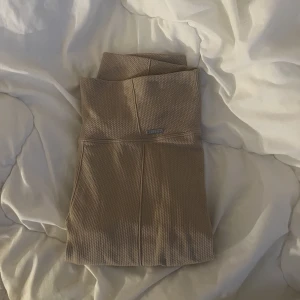 AIMN tights - Helt oanvända tights från AIMN säljes. Strl: M, superfin beige/nougat färg. säljes pga garderobsrensning<3