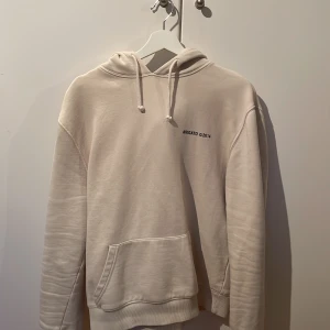 Axel Arigato hoddie stl S Beige - Axel Arigato hoddie i nyskick! Storlek S. Köpt på Axel arigatos hemsida för 1800kr. Kvitto osv finns även såklart!