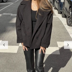 Kort kappa - Säljer min kappa från design by si då jag inte använder den. Jackan är i storlek M/L i svart