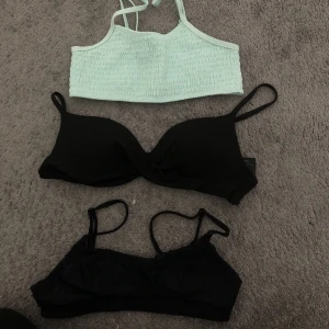 Bikini  - Säljer 3 överdelar och 1 underdel, Svarta me korsning i mitten är i storlek 75B, den turkosa är i XS men passar även S, den andra svarta är i XS och underdelen är i XS. Överdelarna säljs för 40kr styck samma me underdelen. Underdel+överdel blir 70kr!