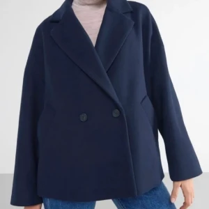 Marinblå kappa - Säljer min fina marinblåa jacka från Lindex som är tillfälligt slut på hemsidan. Nypris 1000 kr❤️