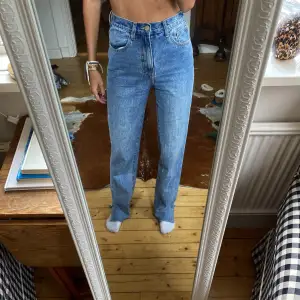 Helt vanliga raka jeans med slits nertill