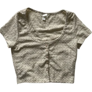 T-shirt - Fin knappt använd t-shirt från hm. 