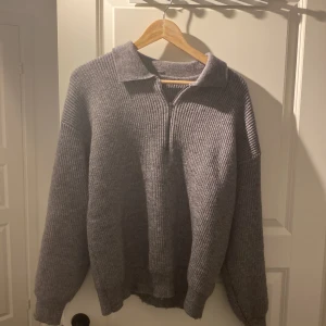 Half zip tröja  - Grå half zip stickade tröja, använt den knappt o vill bli av med den (köpt 999 från volt) Storlek L