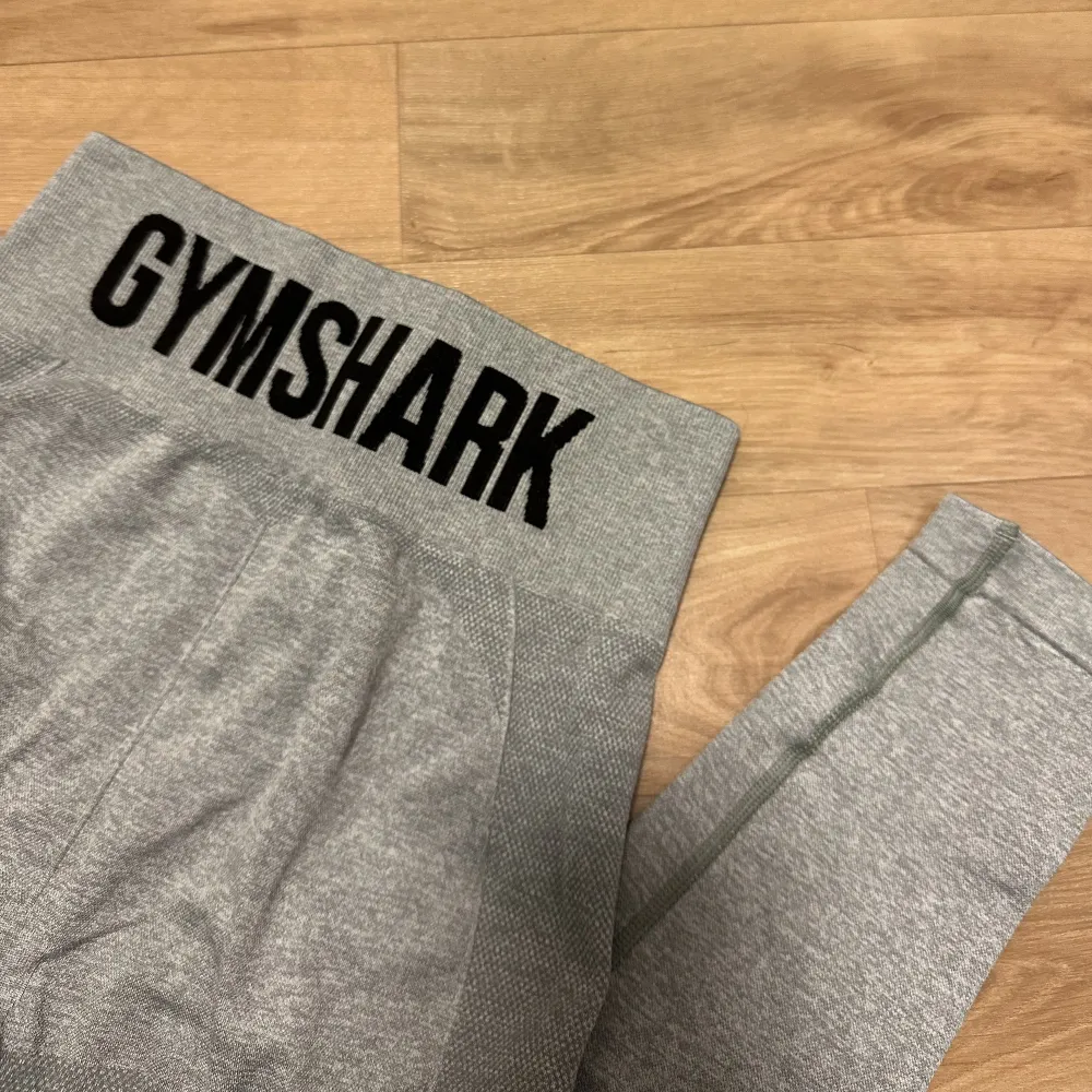 Gråa Gymshark tights, som nya! Stl M Frakt tillkommer . Jeans & Byxor.