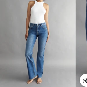 Full lenght flare jeans - Säljer de här jeansen från Gina då jag behöver en storlek 36. Färgen är midnight blue. Kolla min profil har lagt ut en till annons där jeansen är billigare 