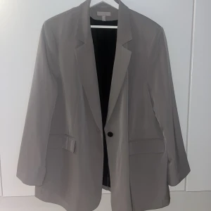 Kavaj - Superfin kavaj använd 1 gång men kommer tyvärr inte till användning. Storlek xl sitter oversized på mig som är storlek s/m