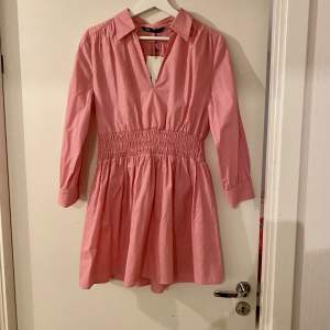 Superfin rosa klänning från zara😍 köptes för ca ett år sen men har aldrig använt den (därav lappen sitter kvar) mer rättvis bild på färgen kan ses på bild 2!! Säljer pga för kort, är ca 173💓