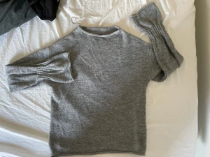 Stickad tröja - Fin stickad långärmad tröja från Gina tricot i strl M💛Detaljer i slutet på ärmarna💖