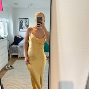 Balklänning - Balklänning från ASOS helt oanvänd! Går att justera banden så man får mer häng vid bysten❤️jag har vanligtvis storlek S och den sitter perfekt! Det är även en liten slits längst ner på klänningen🫶🏼