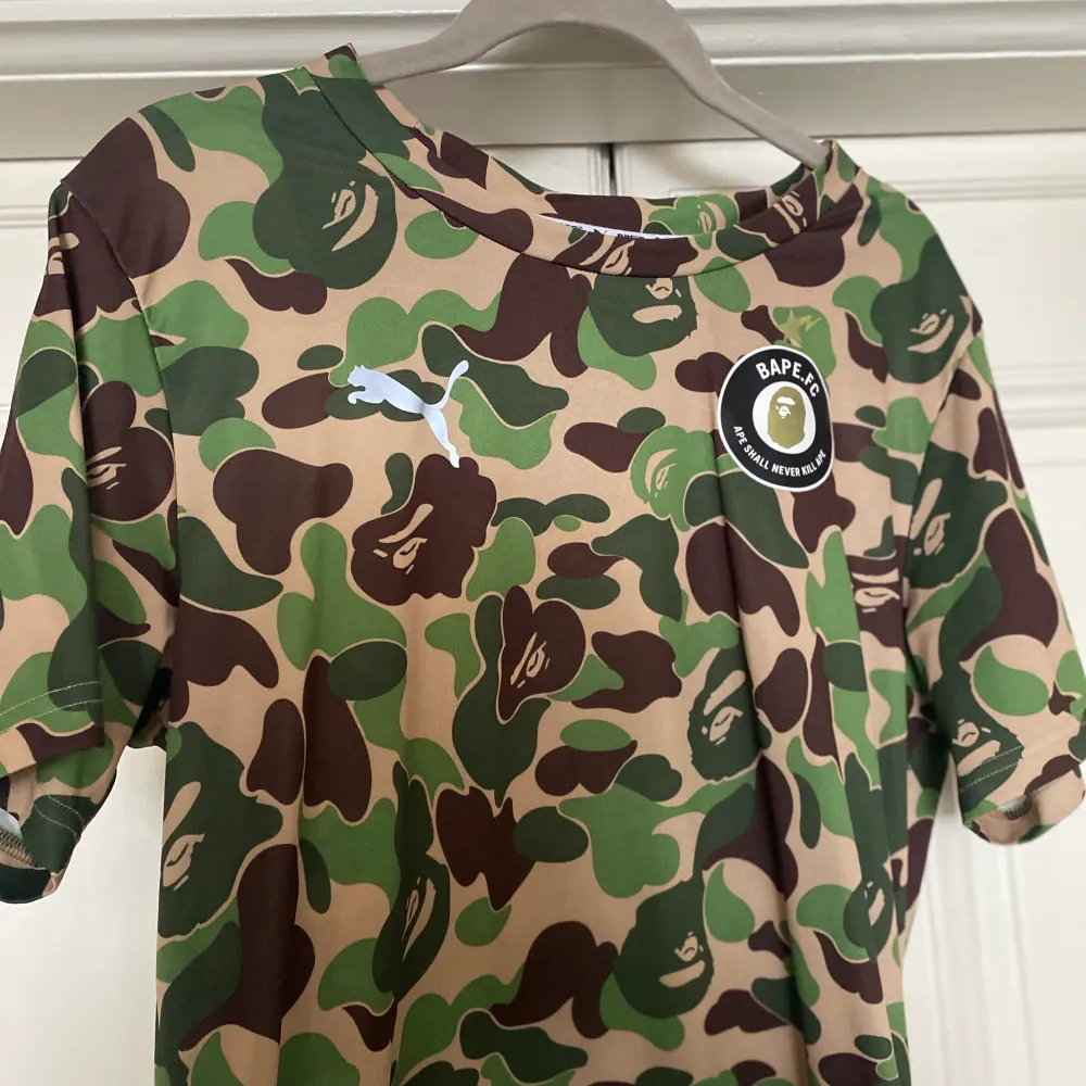 Jag säljer nu min BAPE träningströja i storlek S, knappt använd och i nyskick! . T-shirts.