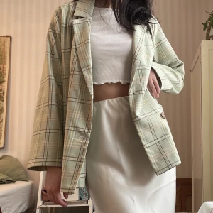 Ljusgrön Kavaj - Jättefin Ljusgrön Kavaj från Monki. Tycker så mycket om denna men den kommer inte till användning utav mig. Den är möjligen lite mer grön ut än vad den ser ut att vara på bilden. Använd 1 gång.