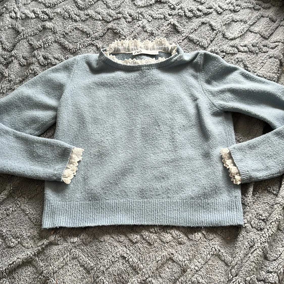 Tröja med spetsdetaljer