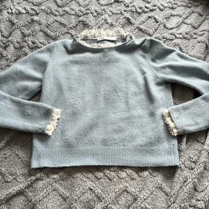 Tröja med spetsdetaljer - Tröja ifrån Zara med spetsdetaljer. Använd 1 gång. Storlek S. Mjuk, bra kvalité.