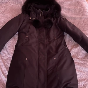 (Moose knuckles stl S)   - Jackan har använts 5 ggr men är som ny, etiket följer med. Tyvärr så har jag inte kvittot kvar! 💕