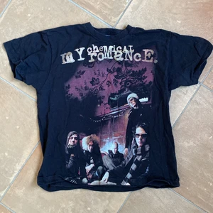 My Chemical Romance - En My Chemichal Romance tröja!🤘 Köpte den för 250 förra året, men har knappt använt för jag lyssnar ej på dem så mycket. Det är bara att skriva om du har frågor💘💘