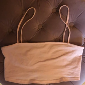 Liten ljusrosa topp - Säljer då den inte kommit till användning och är lite liten på mig💕 den är i fint skick