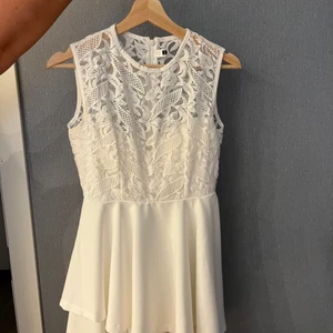 Klänning  - Säljer den här klänningen som jag har använt en gång för den inte komit till användning nå mera. Jätte bra skick på den och köpte den från Dennis Maglic för 800kr och säljer den för 450kr (pris kan diskuteras)  Köparen står för frakten💜