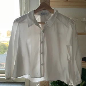 Cropped white shirt from Zara - Cropped white shirt from Zara with ballon sleeves! perfect condition :)) price includes the shipping🫶🏼
