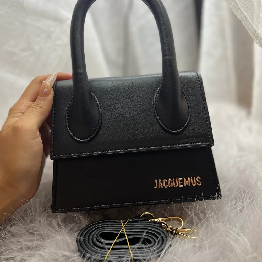 Jacquemus svart handväska, KOPIA. Axelrem ingår, aldrig använd.. Väskor.