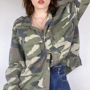 Militärjacka - Coolt plagg jag inte längre använder. Tror den är köpt från NewYorker. Köpare står för frakt. Kan mötas upp i Växjö. 