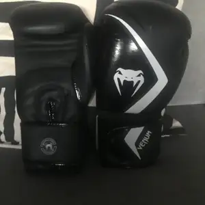 Ett par boxnings handskar sprillans nya aldrig använda knappt säljer dom föratt dom inte används.