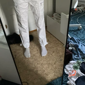 Mexx - Vita corgopants med fickor med dragkedjor. Lite korta på mig som är ca 175