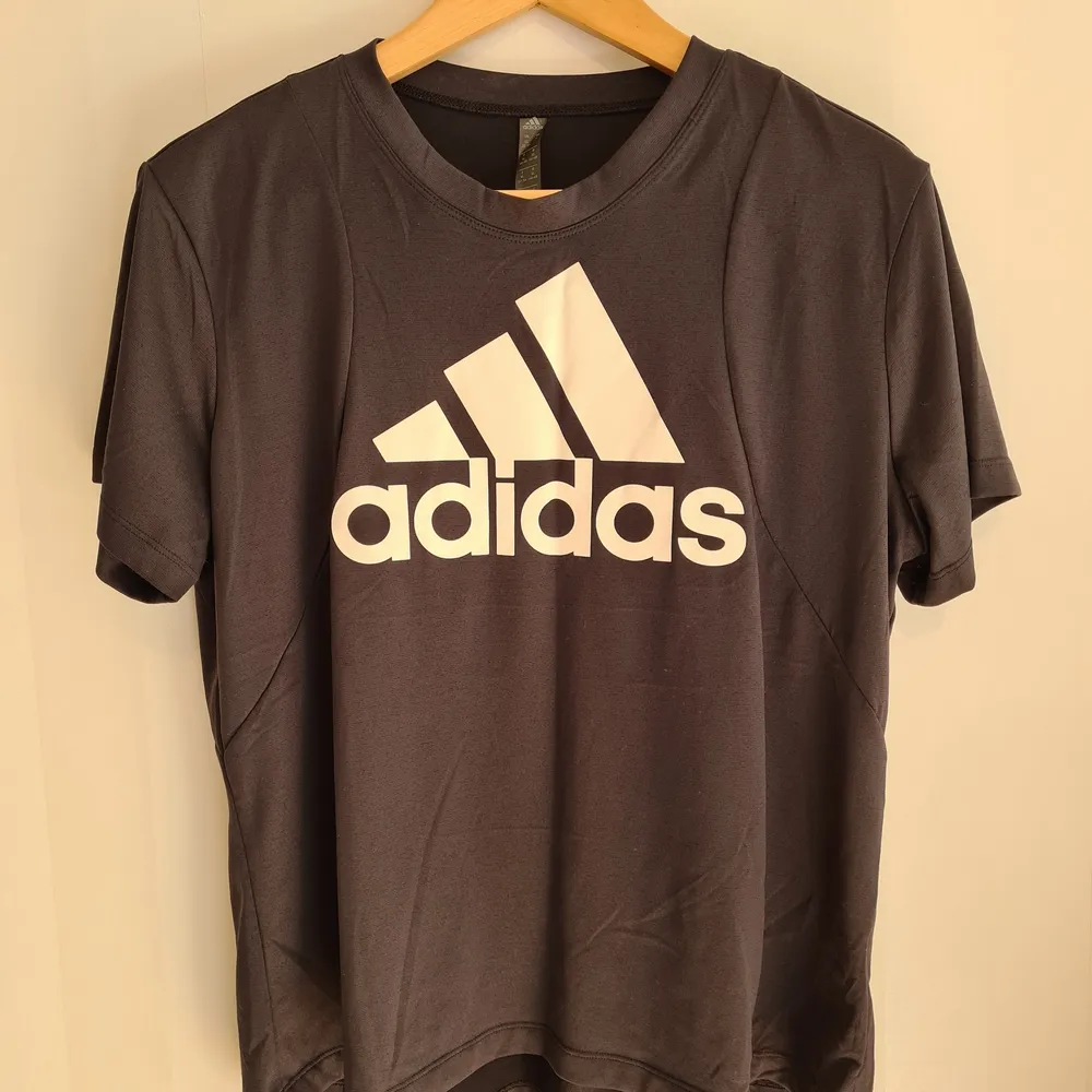 Två stycken t-shirts från Adidas. Svart. Strl xl. Fint skick. Priset är för båda. Ärmhåla -> ärmhåla: ca 56 cm × 2. Ärmhåla -> längst ner: ca 39 cm.. Hoodies.