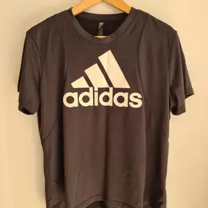 Två stycken t-shirts från Adidas. Svart. Strl xl. Fint skick. Priset är för båda. Ärmhåla -> ärmhåla: ca 56 cm × 2. Ärmhåla -> längst ner: ca 39 cm.
