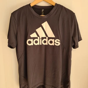 Adidas träning t-shirt xl 2st likadana - Två stycken t-shirts från Adidas. Svart. Strl xl. Fint skick. Priset är för båda. Ärmhåla -> ärmhåla: ca 56 cm × 2. Ärmhåla -> längst ner: ca 39 cm.