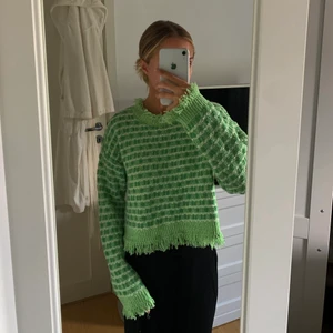 Stickad tröja  - Säljer denna härliga gröna stickade tröjan från Zara. Endast använd 1 gång därför i väldigt fint skick. Köpare står för frakt 🫶🏼