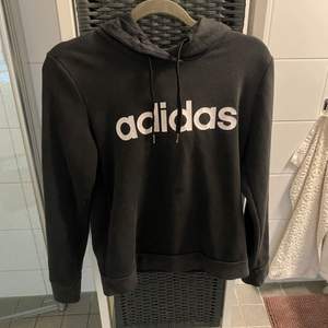 Adidas hoodie storlek S Finns i arlöv eller skickas mot frakt, kan även levereras mot bensinpeng 