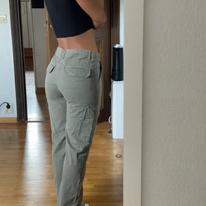 Cargo byxor  - Skit snygga cargo pants från Zara i storlek 36!😍 Säljer pga att det inte är min still längre. Helt oanvända och alla lappar är kvar. Köpta för 360 men säljer för 250🙌🏽
