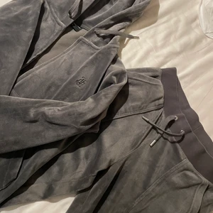 Juicy set  - Mörk grått juicy set. Byxan är i XS och hoodien i S