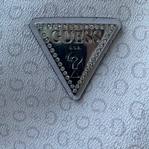 Guess väska - Guees väska jätte gammal finns inte längre jag är inte säker på om den är äkta men tror det. Ganska bra skick säljer den för 400kr. Kommer börja buda om det är flera som är intresserad 🥰🥰