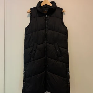 Väst  - En lång svart väst från vero moda, köpt förra året och använd väldigt sparsamt! Inga defekter! Som ny!   Nypris 600