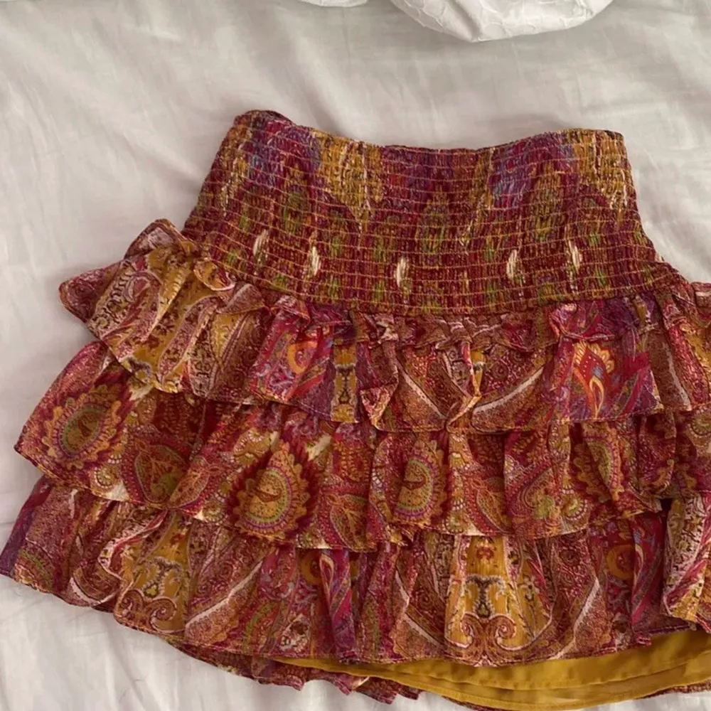 Säljer denna så fina kjol från zara som jag köpt på Plick, den var tyvärr lite förliten 😩 lånade bilder, direktpris 350kr. Kjolar.
