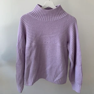 Monki - Säljer fin pastell lila stickad tröja från Monki. Nästan aldrig använd och är i fint skick. Den är i storlek (XXS) men jag upplever den som stor i storleken. Väldigt skön! Köparen står för frakt.