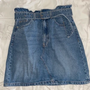 Jeanskjol - Superfin denimkjol i stl 38 från hm. Använd vid ett tillfälle, mycket fint skick. Skärp i midjan.💗 75kr+frakt.