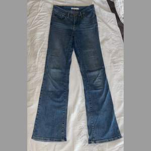 Levi’s jeans midwaist, i modellen shaping bootcut, stl 26. Använt men fint skick. Stretchiga och otroligt mjuka!!🥰 200kr+frakt