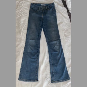 Levi’s jeans - Levi’s jeans midwaist, i modellen shaping bootcut, stl 26. Använt men fint skick. Stretchiga och otroligt mjuka!!🥰 200kr+frakt